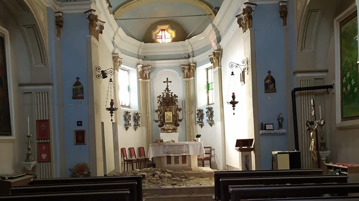 Maltempo, le infiltrazioni fanno crollare la volta di una chiesa in una frazione del Pavese: nessun ferito