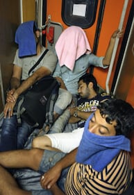 I vagoni che portano gli immigrati ai campi profughi 2