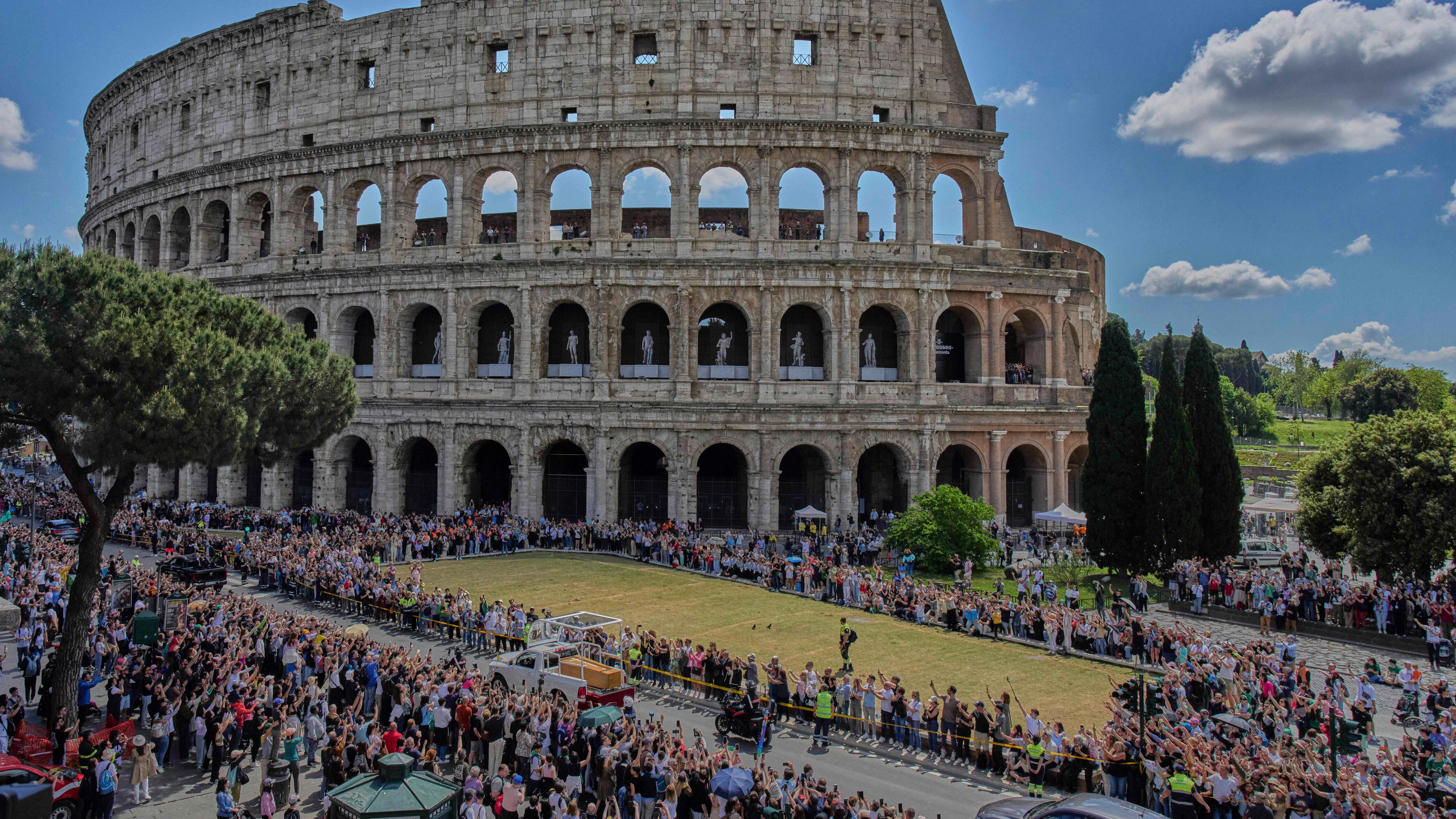 L'altra città indifferente tra le comitive di turisti e le mostre in centro