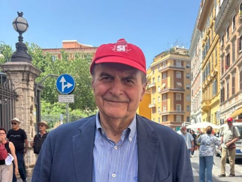 In piazza col capellino del "Sì" al referendum. Bufera su Bersani al corteo pro Pal