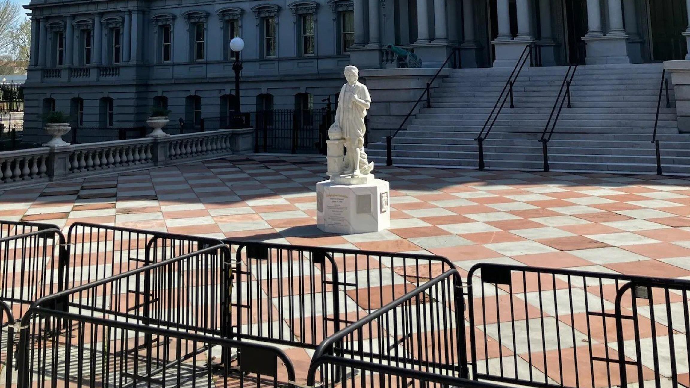 Statua di Colombo davanti alla Casa Bianca: così Trump sfida la cancel culture