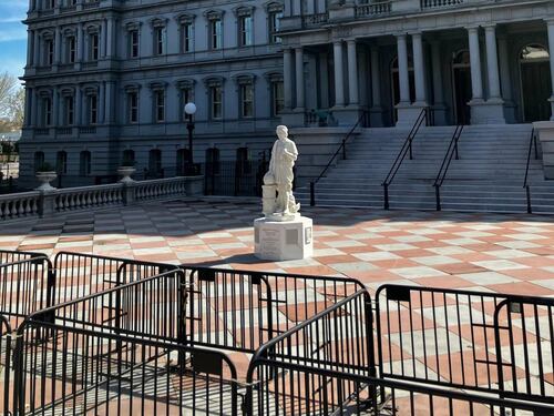 Statua di Colombo davanti alla Casa Bianca: così Trump sfida la cancel culture