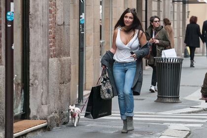 Elettra Lamborghini, shopping sexy a Milano 10
