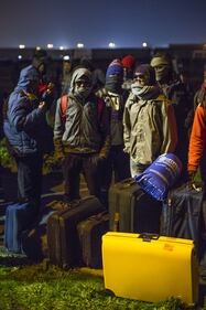MIgranti costretti a lasciare il campo profughi di Calais 16