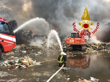 Pomezia, maxi incendio in deposito di plastica: popolazione evacuata 5