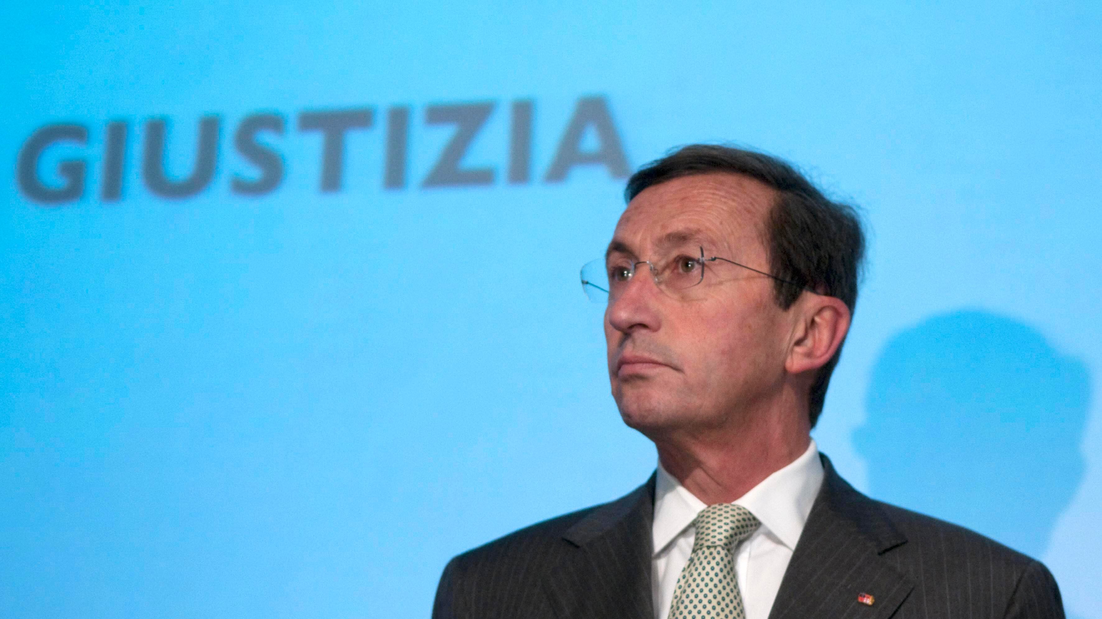 Gli strani aiutini di Fini e Tarantola alla banca rossa