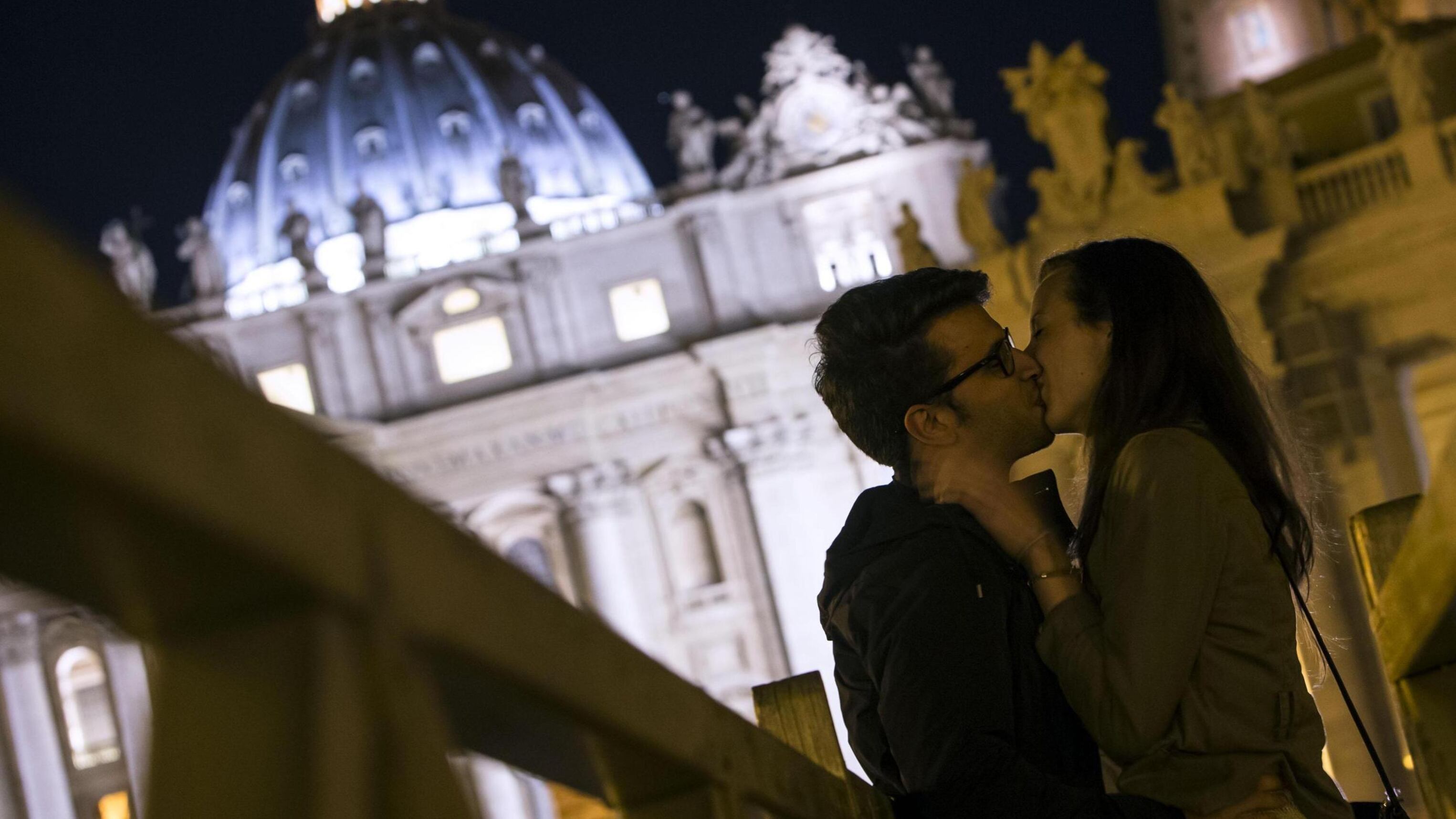San Pietro diventa un grande circo mediatico
