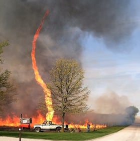 Lingua di fuoco verso il cielo, è il "firenado" 3