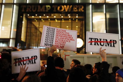 In migliaia in piazza contro Trump 17