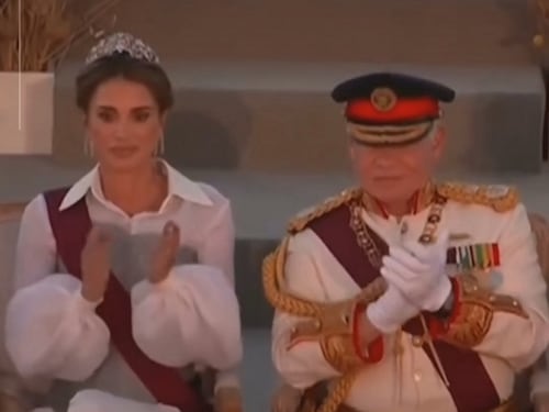 I significati nascosti negli abiti della regina Rania per i 25 anni sul trono di Giordania