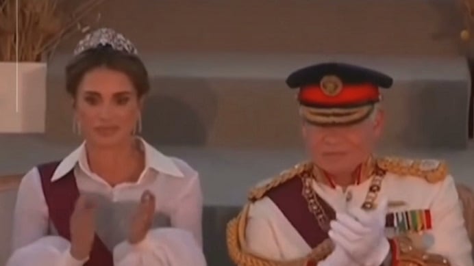 I significati nascosti negli abiti della regina Rania per i 25 anni sul trono di Giordania
