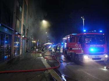 Vigili del fuoco a lavoro per spegnere l'incendio in un magazzino cinese a Milano 1