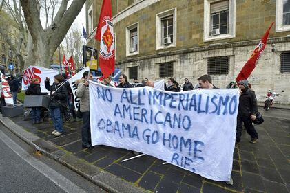 Roma, i Cobas manifestano contro Obama 6