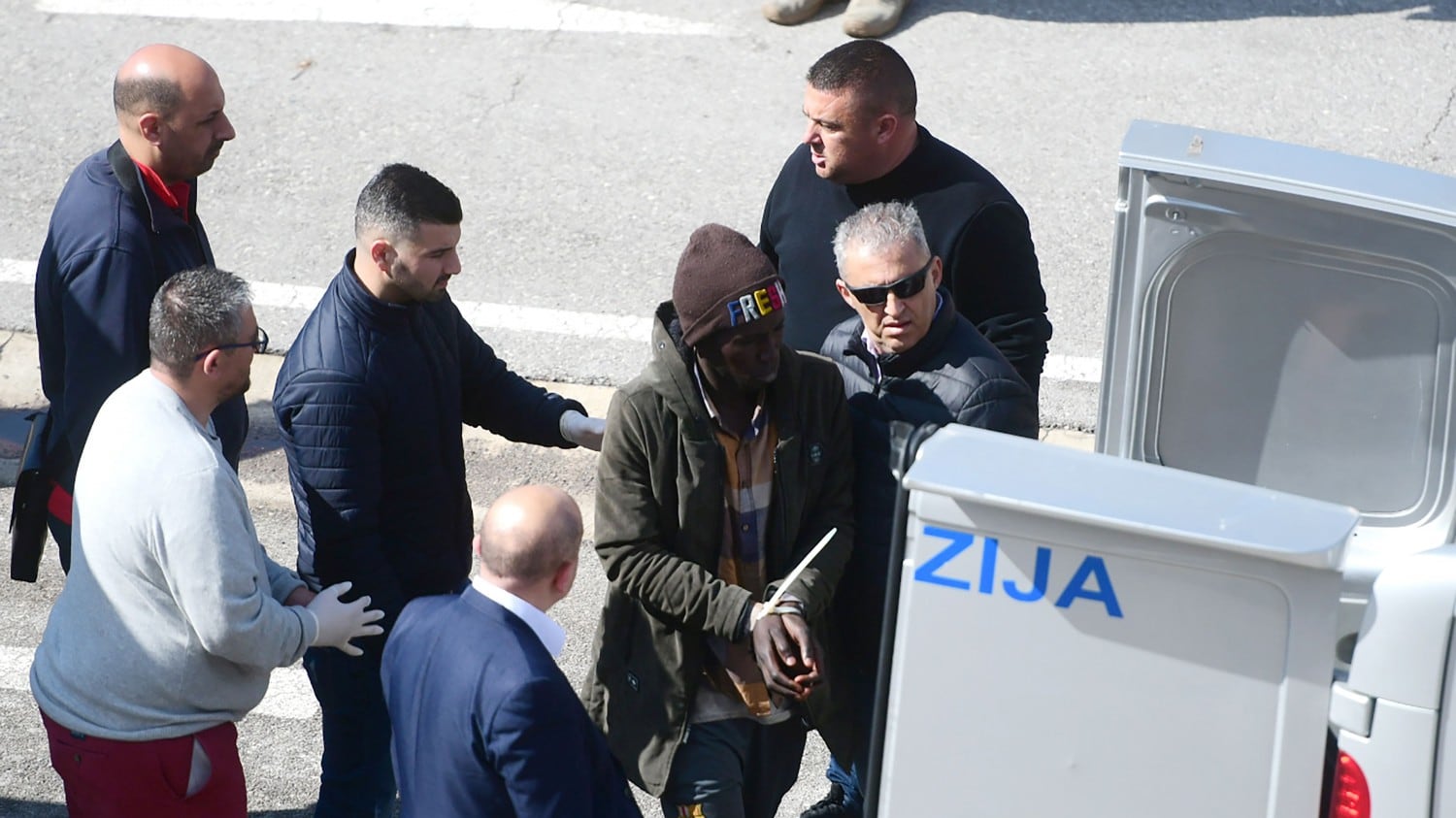 Migranti, l'ultima "follia" dei buonisti: "Dirottatori per necessità"