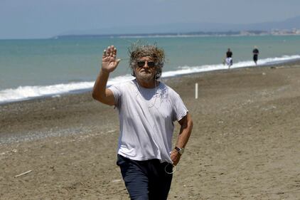 Grillo in riva al mare con una corona di spine 5