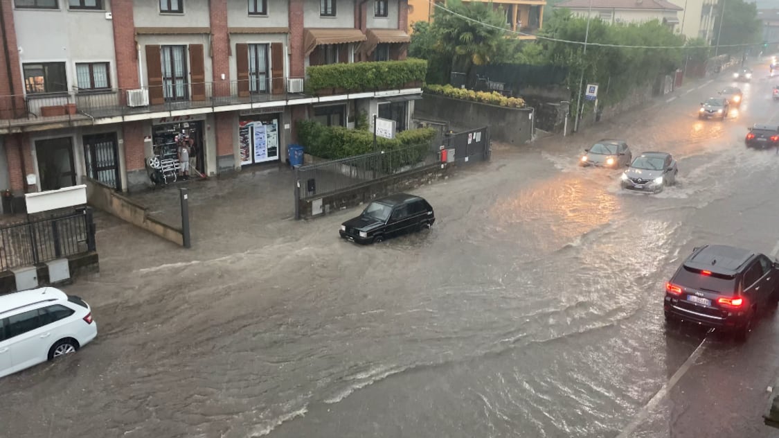 Lombardia flagellata dal maltempo: allagamenti tra Varese, Como e Bergamo. Forte vento a Milano, voli dirottati a Orio al Serio
