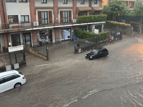 Lombardia flagellata dal maltempo: allagamenti tra Varese, Como e Bergamo. Forte vento a Milano, voli dirottati a Orio al Serio
