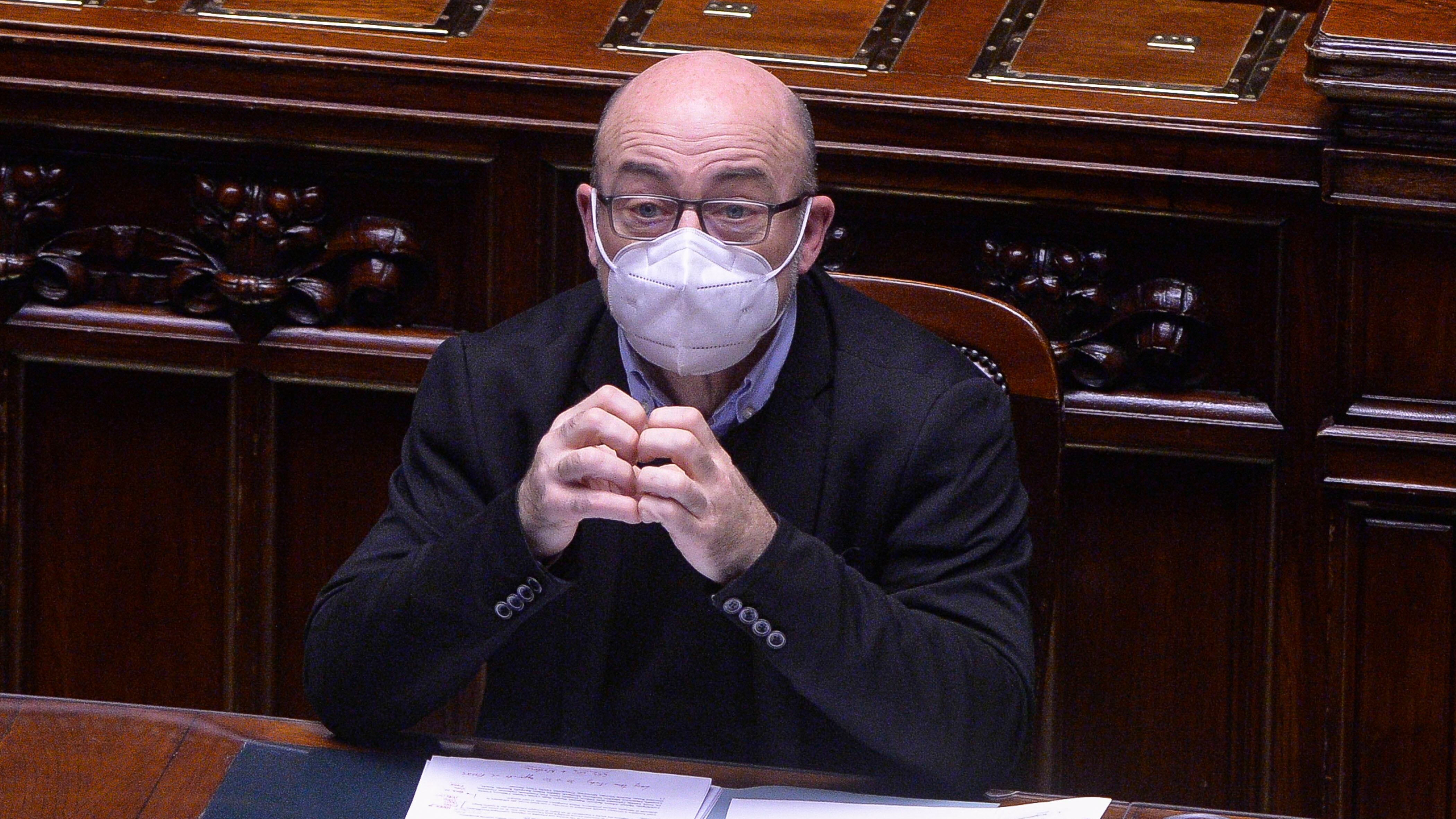 Ministro travestito da passante