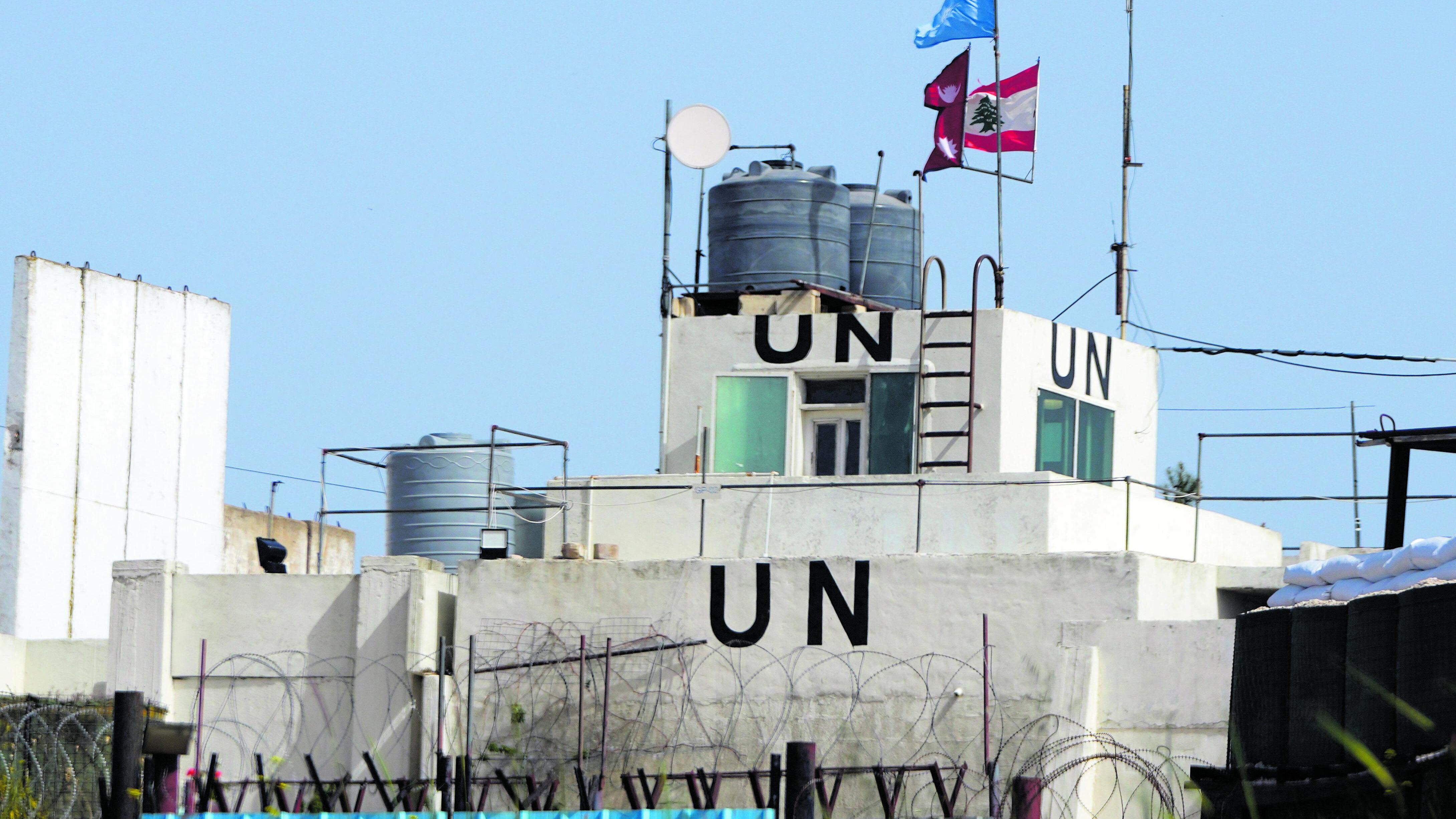 I razzi, l'incendio, l'esplosione: cosa è accaduto alla base Unifil sotto attacco in Libano
