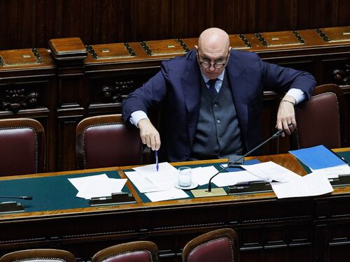 Ucraina, passa la risoluzione di maggioranza. Stoccata di Crosetto: "C'è chi si vergogna di aiutare Kiev"