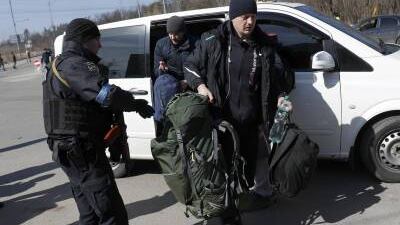 Attraversa la Russia per seppellire moglie e figli: "Ora mi arruolo con gli ucraini per vendicarli"