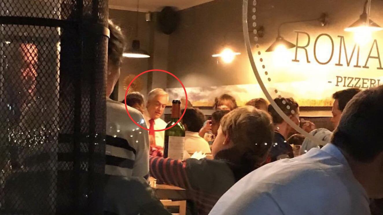 Cile, bufera su Piñera: "Santiago brucia e lui mangia la pizza"