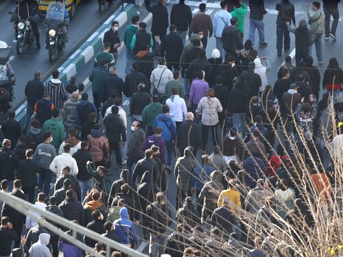 Le minacce Usa-Iran. Trump con la piazza. "Pronti a intervenire se il regime spara"