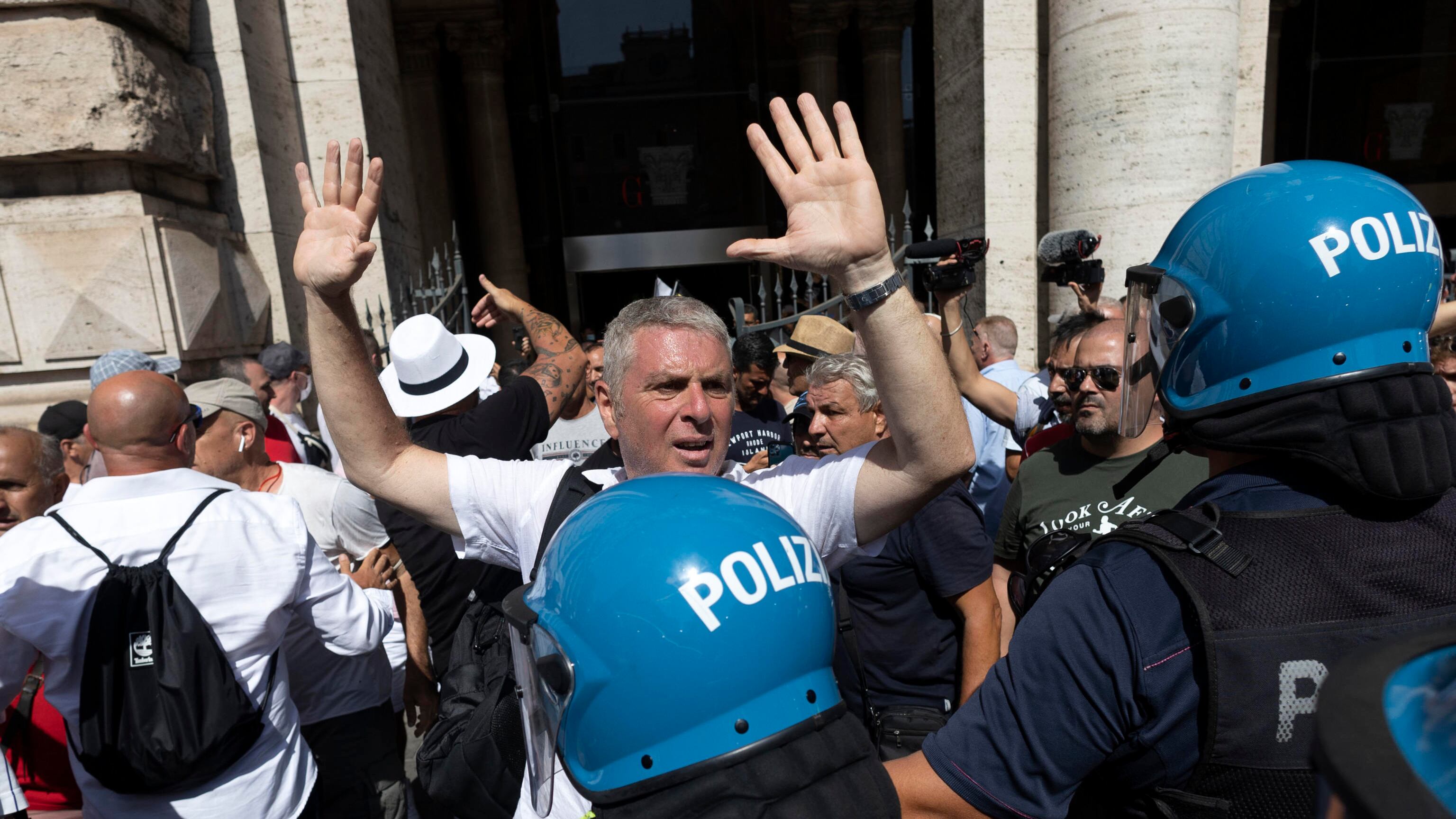 I tassisti in sciopero assediano Palazzo Chigi. Il Carroccio con loro: la riforma non è in agenda