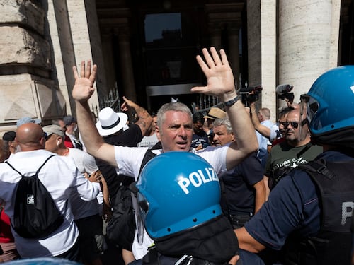 I tassisti in sciopero assediano Palazzo Chigi. Il Carroccio con loro: la riforma non è in agenda