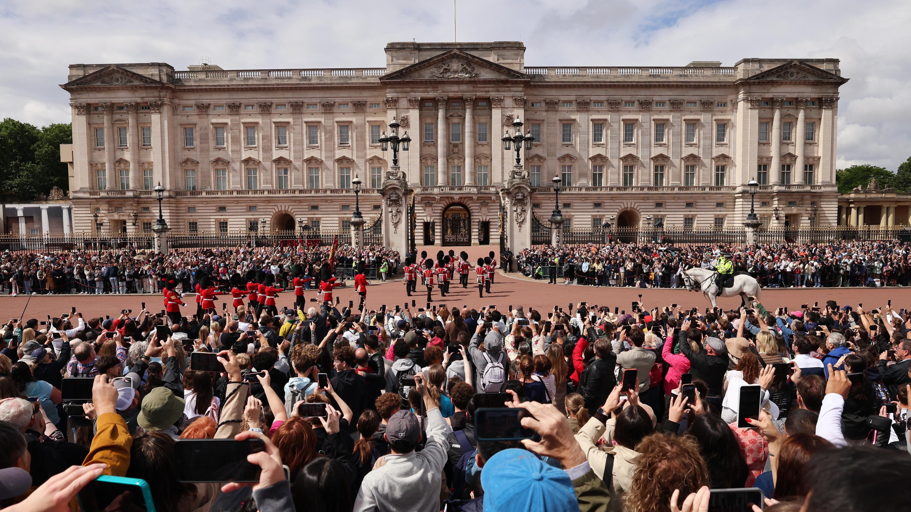 Re Carlo via da Buckingham Palace, non sarà più la sua residenza. Ecco dove andrà a vivere. Ma a Londra è già polemica