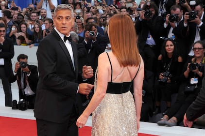 Venezia, George Clooney sul red carpet con Amal 7