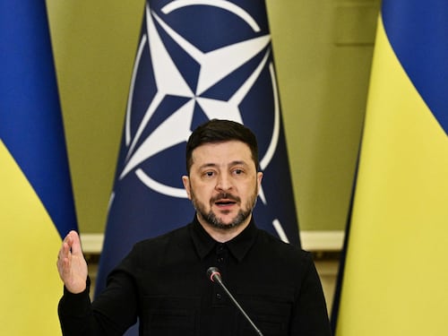 Zelensky contro la Russia coi missili Flamingo. L'ambasciatore russo accusa il Quirinale