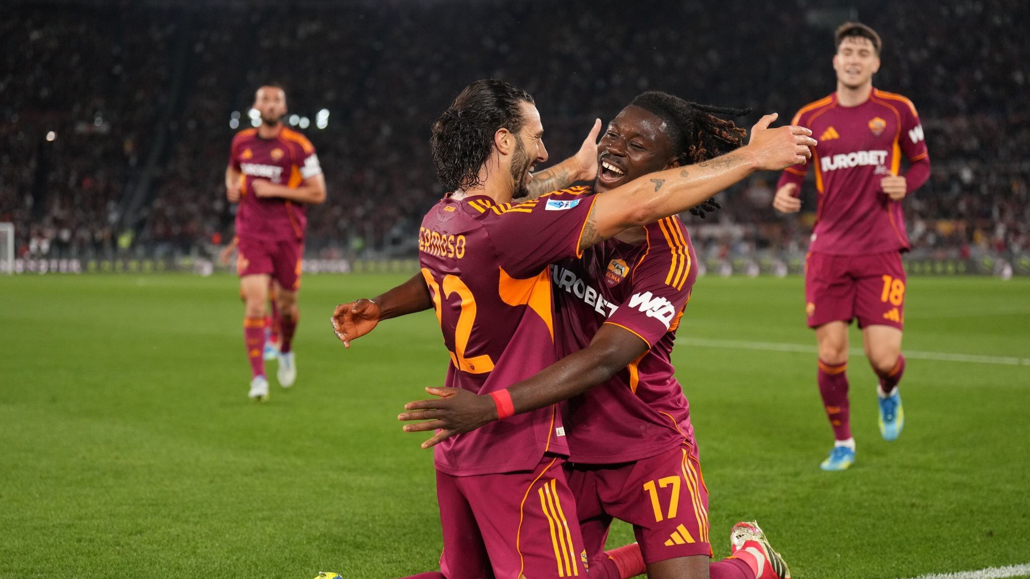 La Roma demolisce 4-0 la Fiorentina e riapre la corsa alla Champions