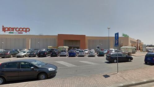 Terrorismo, arresti a Bari: foto col mitra in mano 3