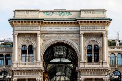 Lo sfregio dei vandali alla Galleria Vittorio Emanuele II 5