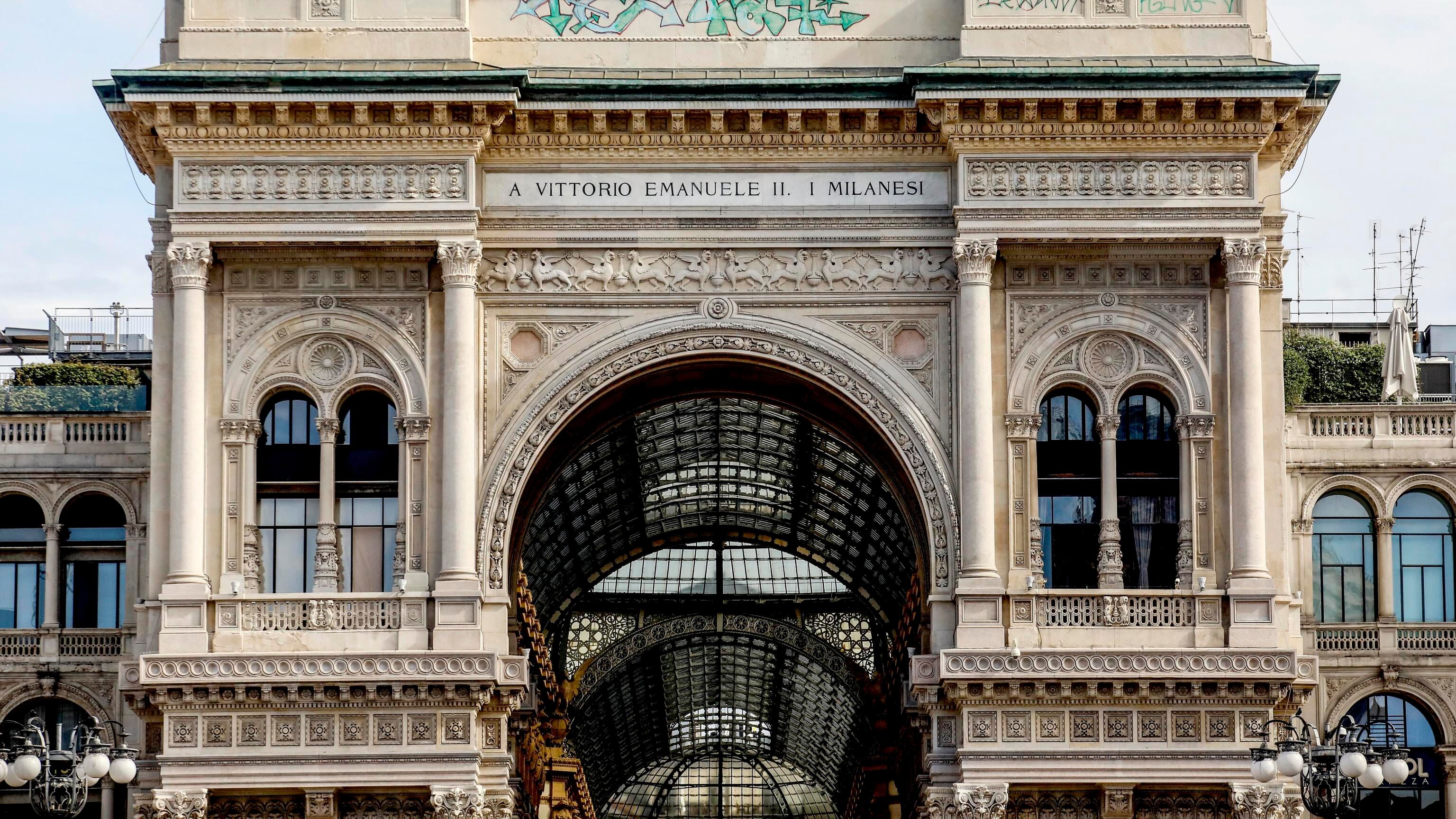 "Gli uffici del Comune...". Il sospetto sui writer della Galleria di Milano