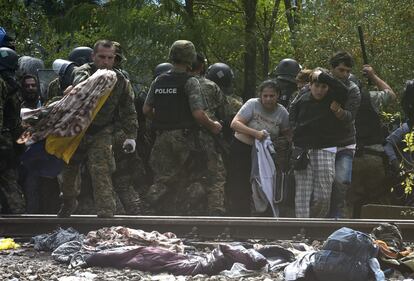 Macedonia, duri scontri polizia-migranti 5