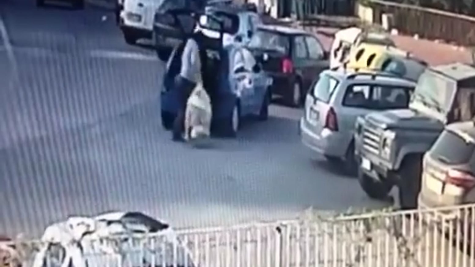 Automobilista ripreso mentre sversa rifiuti abusivamente: denunciato