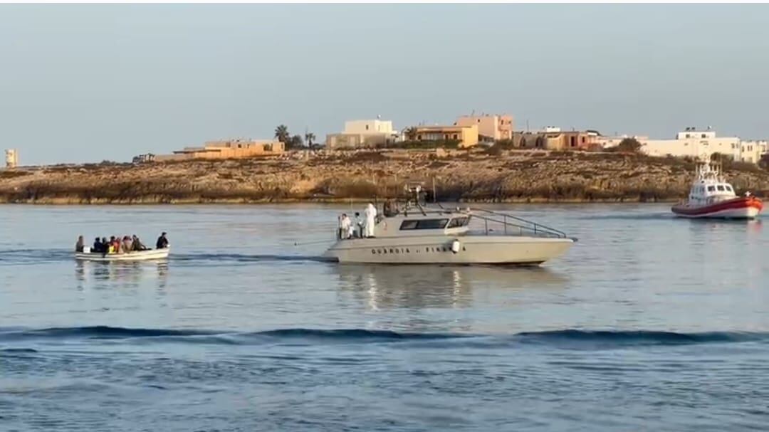 Centro di controllo in Libia per frenare partenze e ong