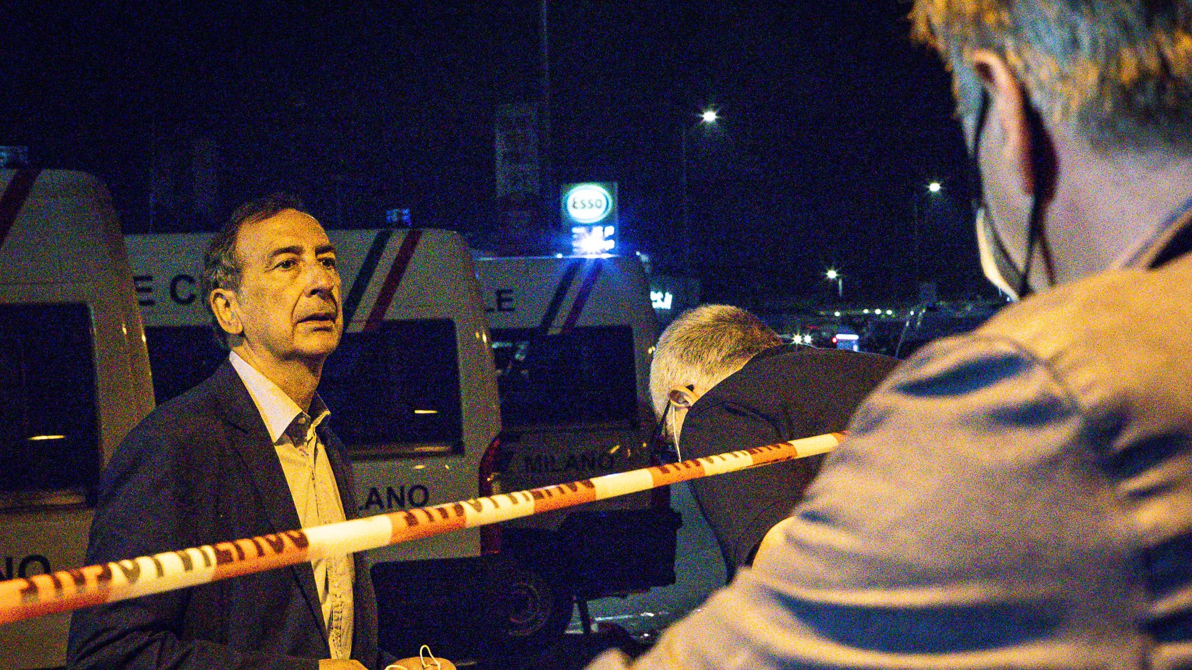Sala: "Escludiamo vittime. Pompieri con mani ustionate"