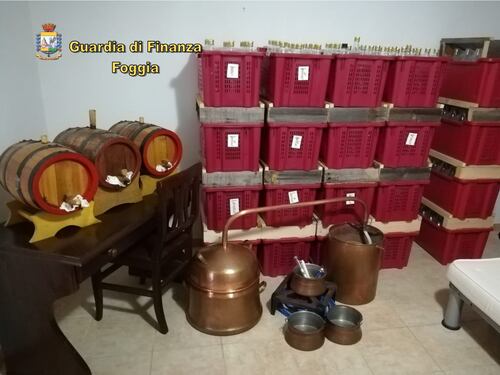 Sequestrato opificio clandestino per la produzione di superalcolici