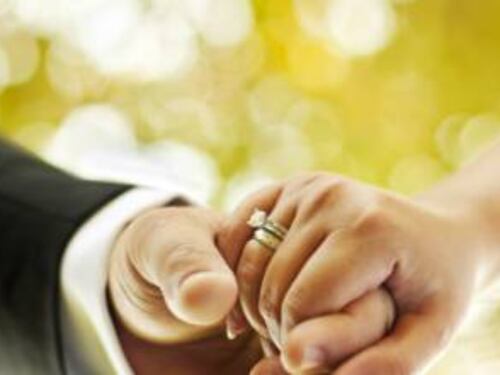 Nel giorno del matrimonio un volantino svela la tresca della sposa