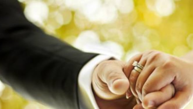 Nel giorno del matrimonio un volantino svela la tresca della sposa