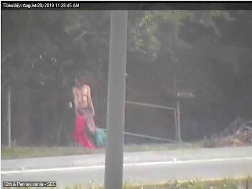 Un uomo seminudo trascina il corpo di una donna. Ma la realtà è un'altra
