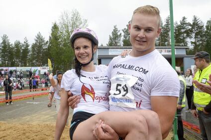 Finlandia, il campionato del mondo di "trasporto della moglie" 8