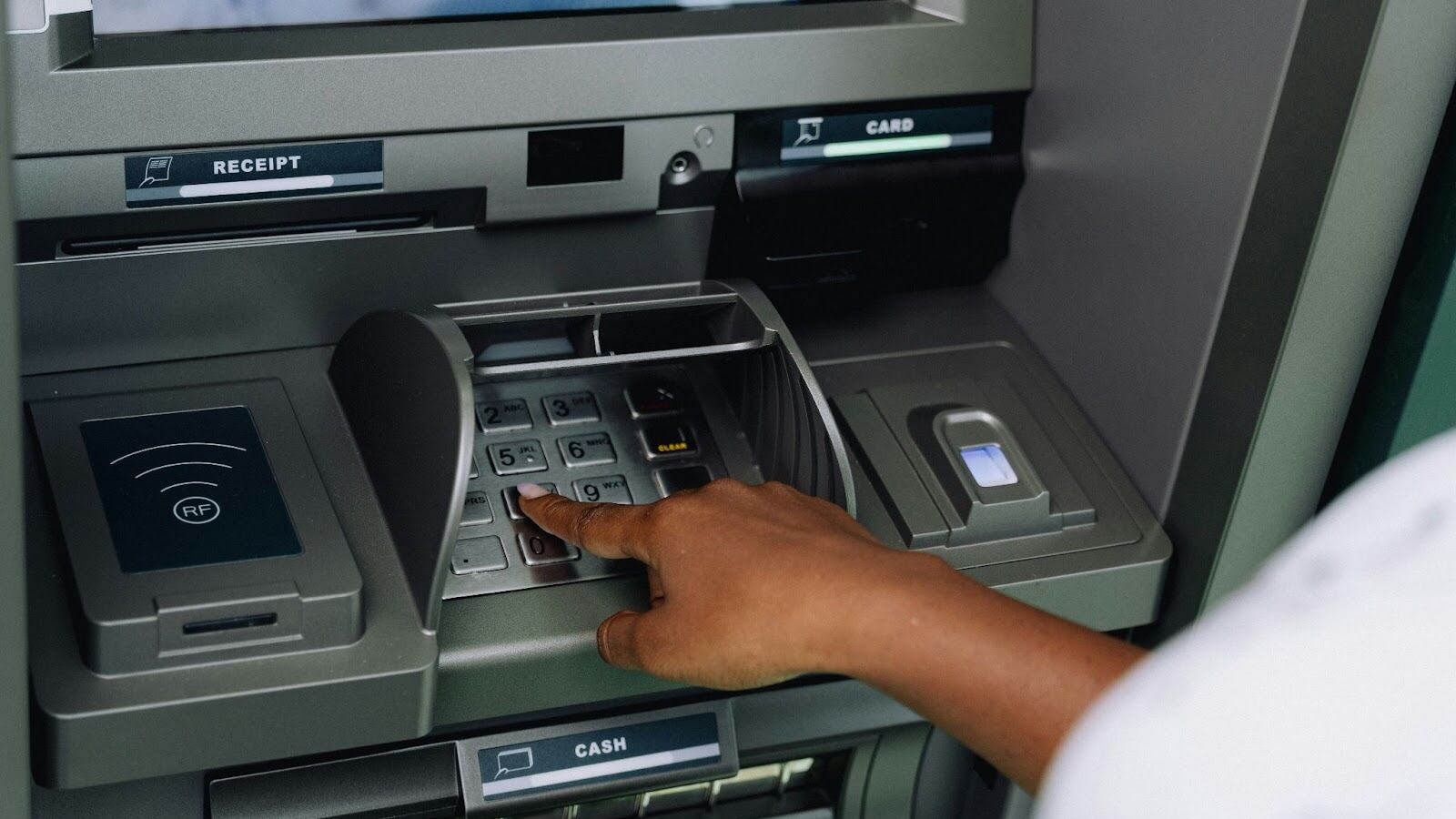 Prelievi frequenti al bancomat fanno scattare i controlli: ecco perché e a cosa stare attenti