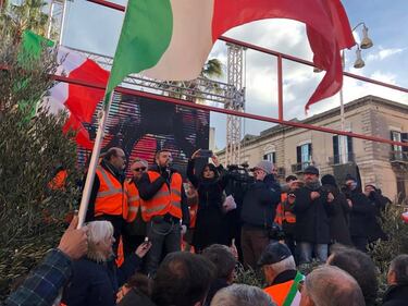 I gilet arancioni in piazza a Bari 5