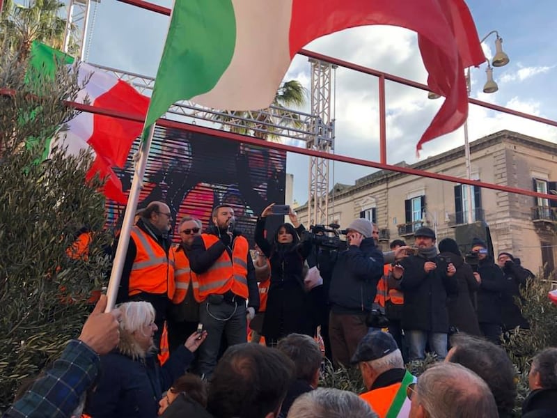 I gilet arancioni in piazza a Bari 5