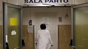 Milano, in una sala parto crolla parte del soffitto