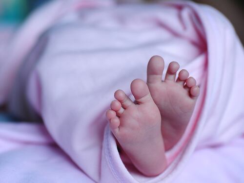 Va in vacanza e lega il figlio di 6 mesi in soffitta: morto